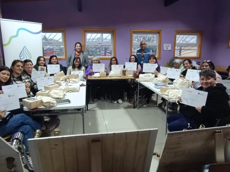 45 mujeres de Puerto Varas y Llanquihue participaron en talleres de gasfitería para desarrollar su autonomía