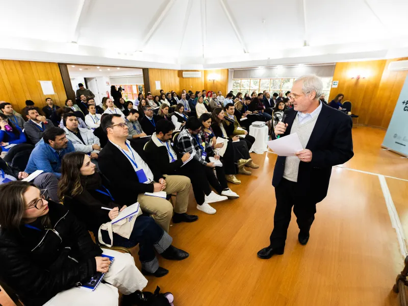 Abren postulaciones para beca de formación política dirigida a líderes de todas las regiones de Chile