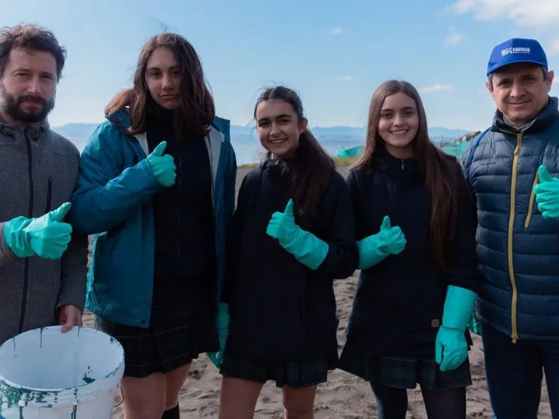 Alumnos limpian playa en Llanquihue