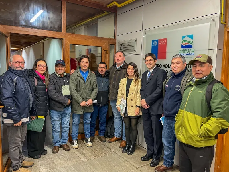 Autoridades coordinan acciones para fortalecer la conectividad digital y el transporte marítimo en Punta Capitanes en Fresia