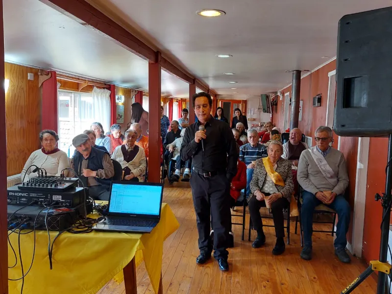 Cantautor puertovarino Víctor Coronado dio inicio a Tardes de Música y Magia en Eleam Puerto Varas