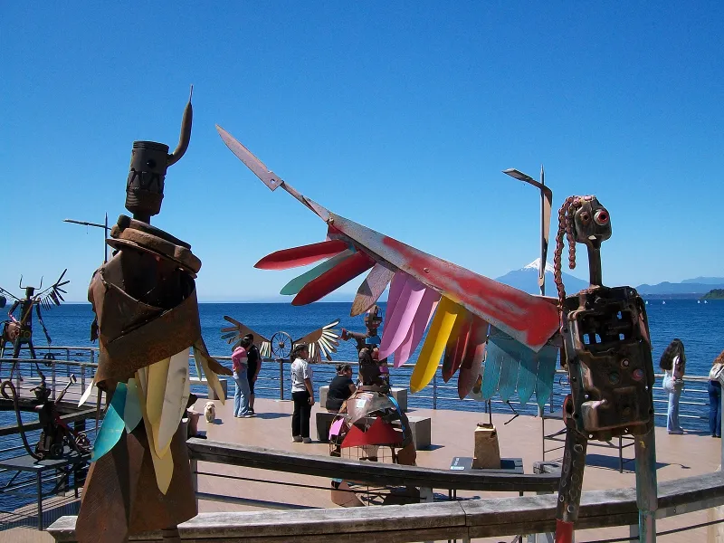 Cultura, comercio y verano: Más de 100 artesanos y artistas se encuentran enriqueciendo el centro de Puerto Varas