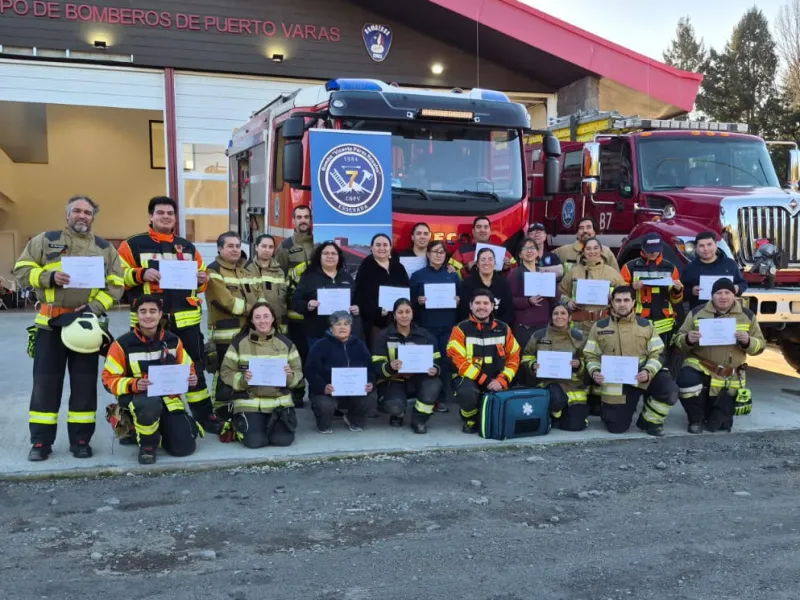 Docentes y bomberos de Ensenada se capacitan como primera línea de respuesta ante accidentes