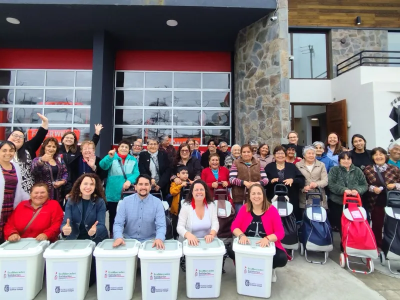 Ecomercado Solidario de Puerto Varas cierra gestión 2025 entregando víveres a usuarias