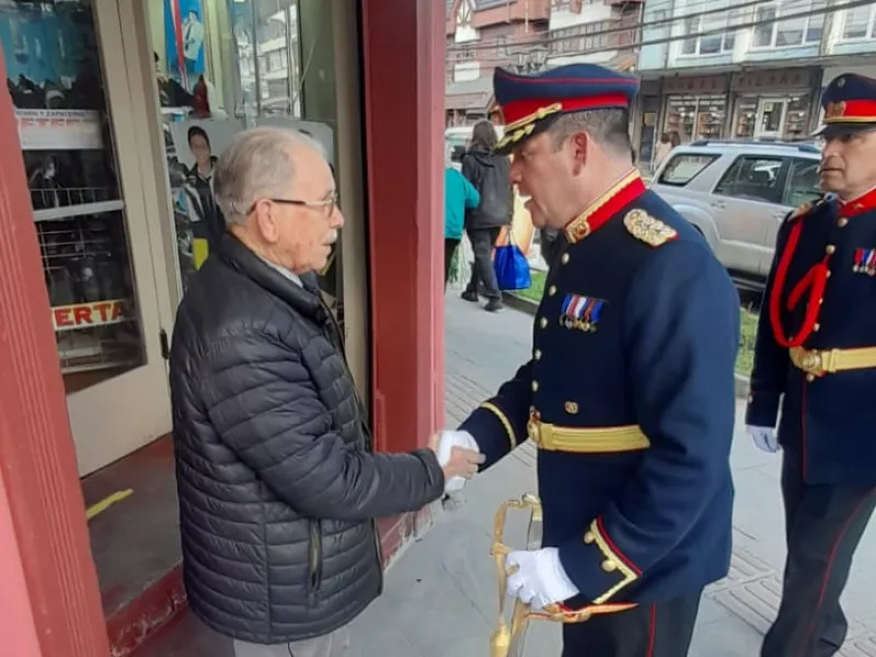 Ejército entregó reconocimiento a Romelio Peters por exhibición de Militaria en vitrina de Zapatería Peters