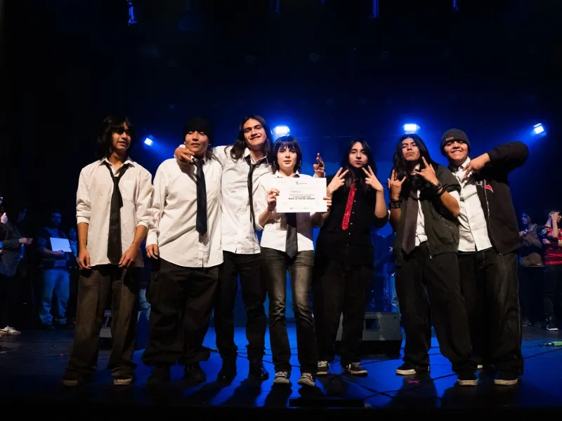 El talento joven se tomó el Teatro Diego Rivera: Amnesia y Aguja Levógira triunfan en Rock al Fin del Mundo