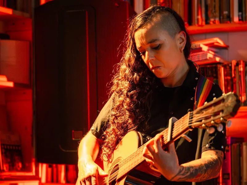 En Puerto Varas comienza la Gira Fractal 2026 de la artista valdiviana Caro Salinas