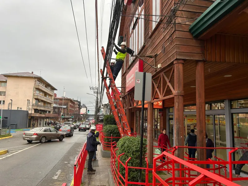 En Puerto Varas se han retirado más de ocho toneladas de cables en desuso y se acelera plan de ordenamiento urbano