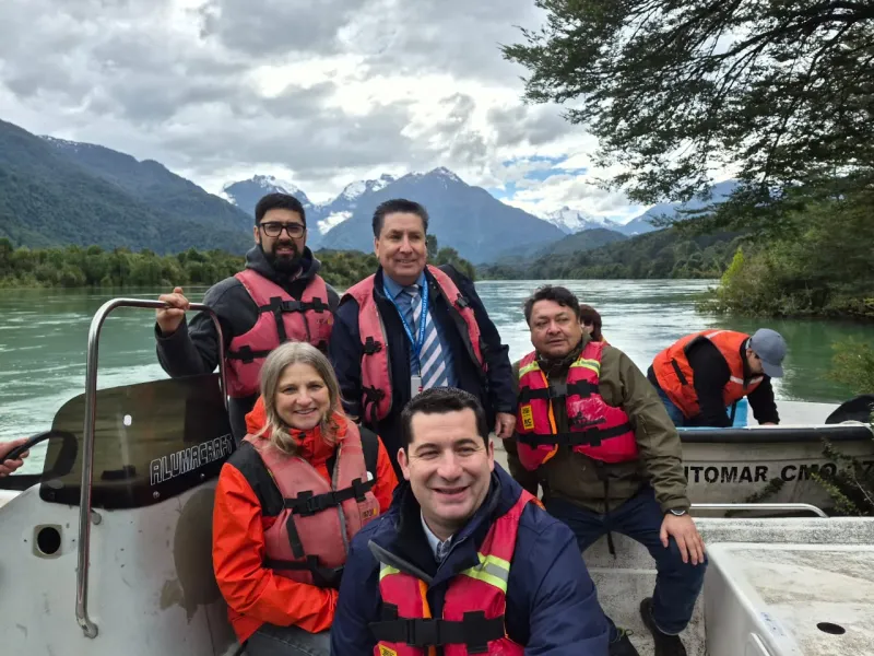 En Río Puelo autoridades difundieron inicio anticipado de la temporada de pesca recreativa en la región de Los Lagos