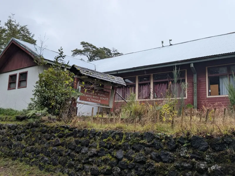 Iniciativa de Fundación Amulén: Con proyecto de recolección de agua lluvia se busca solucionar acceso a agua potable en Escuela Ricardo Roth Schutz en Petrohué