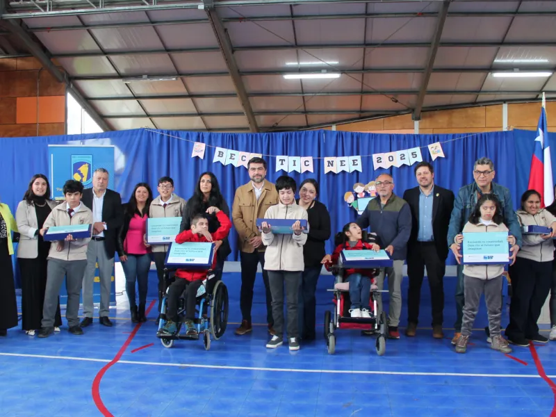 Junaeb fortalece la inclusión con la entrega de computadores a estudiantes con necesidades educativas especiales