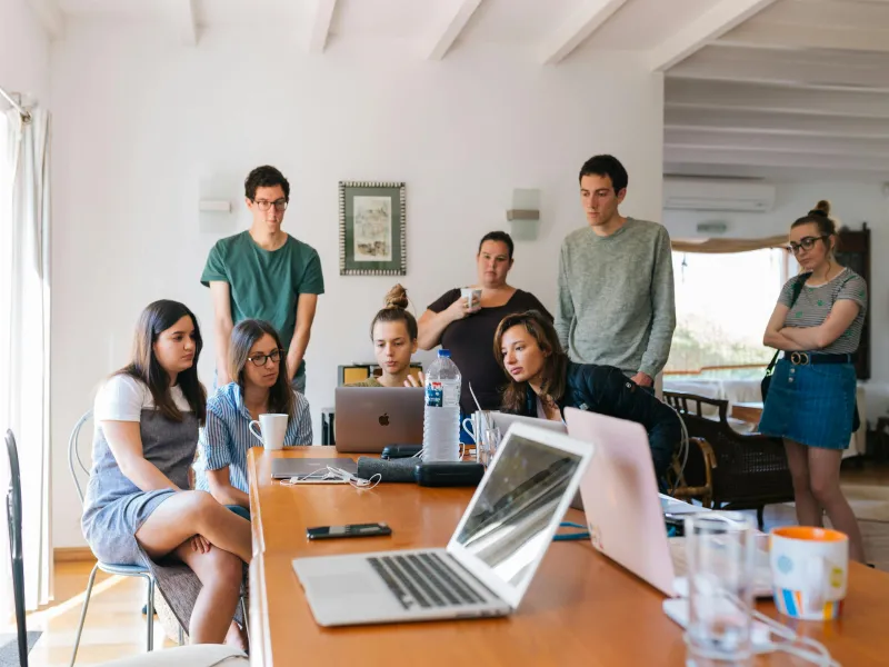 Los influencers están volviendo a la oficina, ¿fracasó el sueño de vivir de las redes?