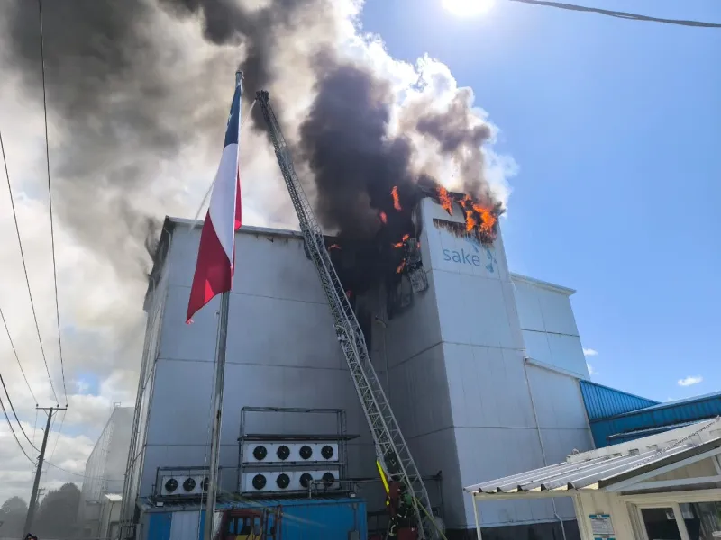 Más de cien bomberos y cuatro carros escala trabajaron para intentar controlar incendio en frigorífico