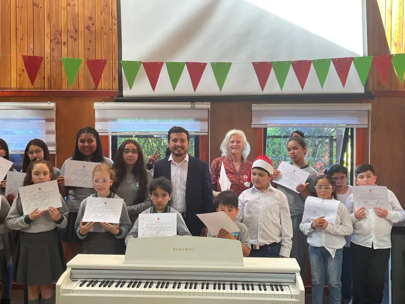 Niñas y niños de escuelas rurales emocionan con concierto navideño para adultos mayores en Frutillar