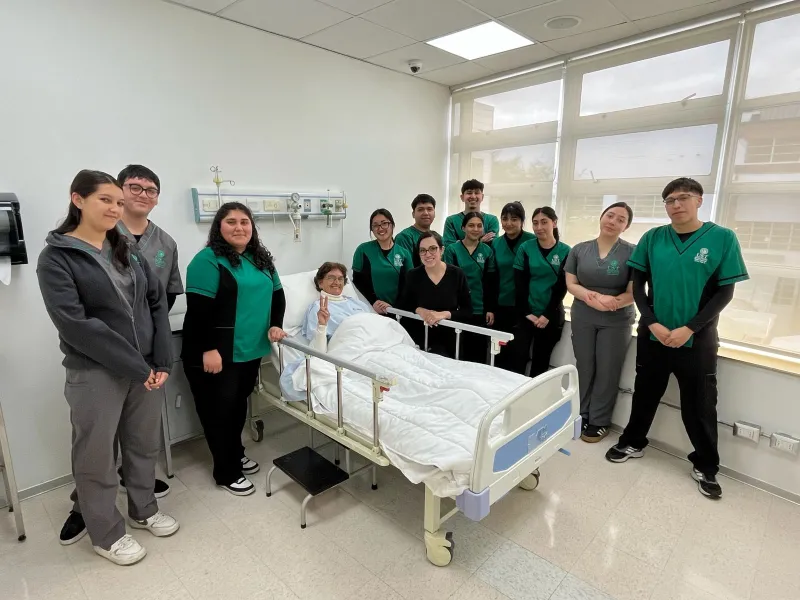 Personas Mayores reciben formación teatral para ser pacientes simuladas: “Nos sentimos realizadas”