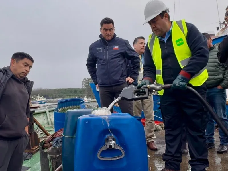 Pescadores artesanales de Calbuco comenzaron cobro de cupón de combustible junto al subsecretario de Pesca