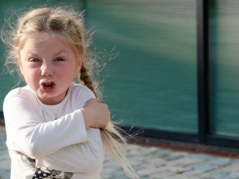 ¿Por qué los niños pellizcan o muerden? Desregulación emocional o mala conducta