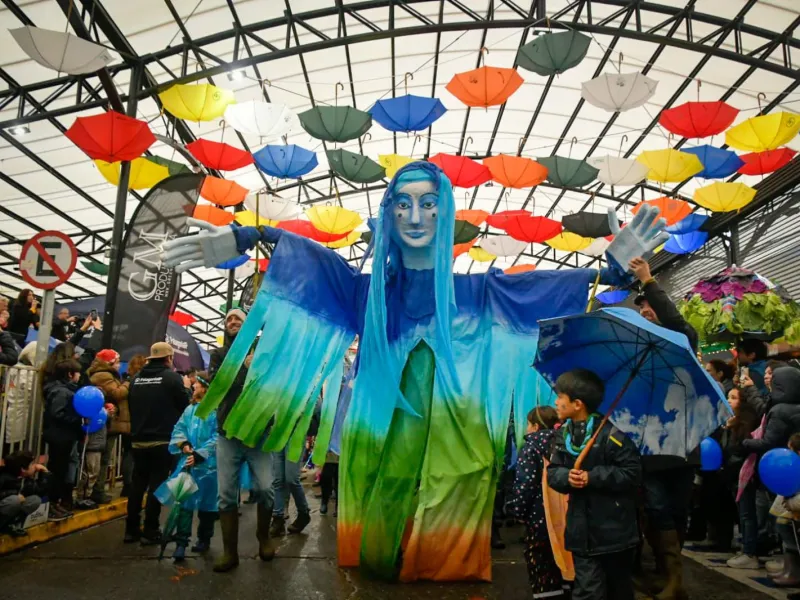 Puerto Varas celebró con alegría bajo la lluvia: el Festival de la Lluvia 2025 cerró con color, comunidad y gratitud