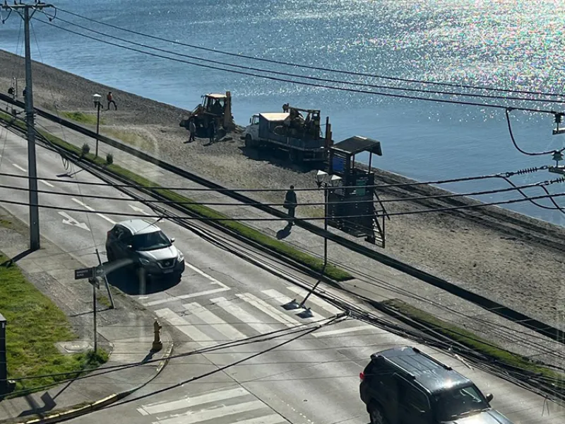 Realizan trabajos de sondaje en playa costanera por proyecto de conexión entre Llanquihue y Puerto Varas