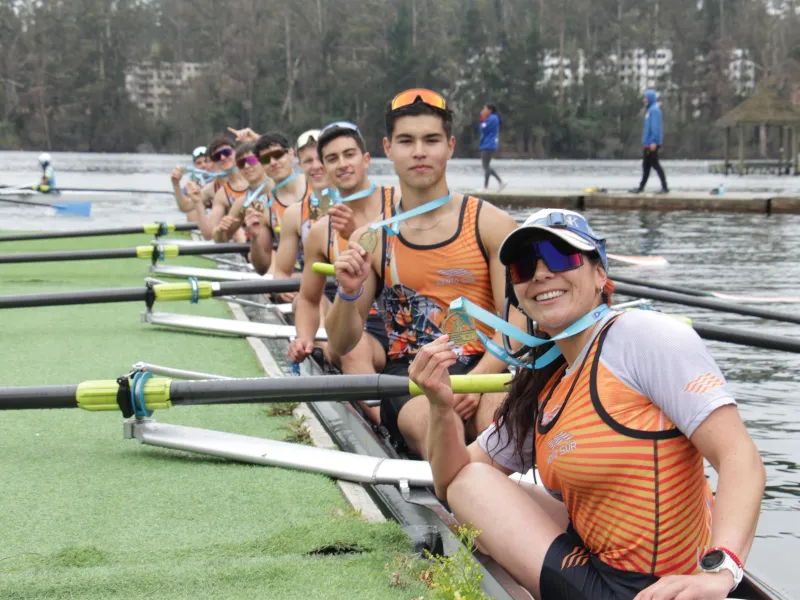 Remeros sureños de series altas cierran temporada con medallas en campeonato nacional