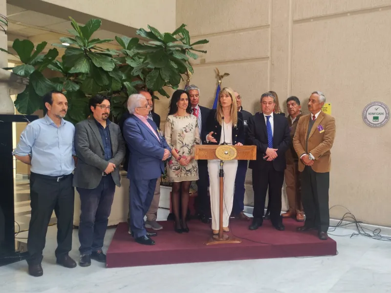 Senadores de diversos sectores políticos forman bancada para promover el modelo empresarial cooperativo chileno