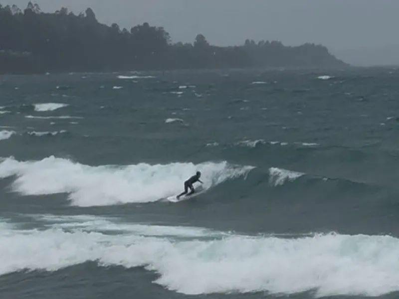 Surfistas dieron inicio a la temporada de olas de agua dulce en el Lago Llanquihue