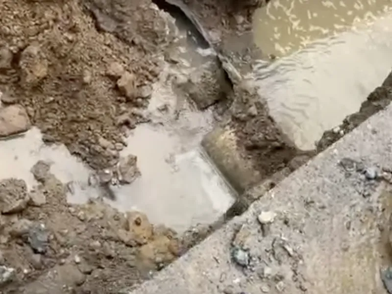 Trabajos de Empresa Constructora en la Costanera rompen matriz de aguas servidas y obligan a corte de agua de emergencia