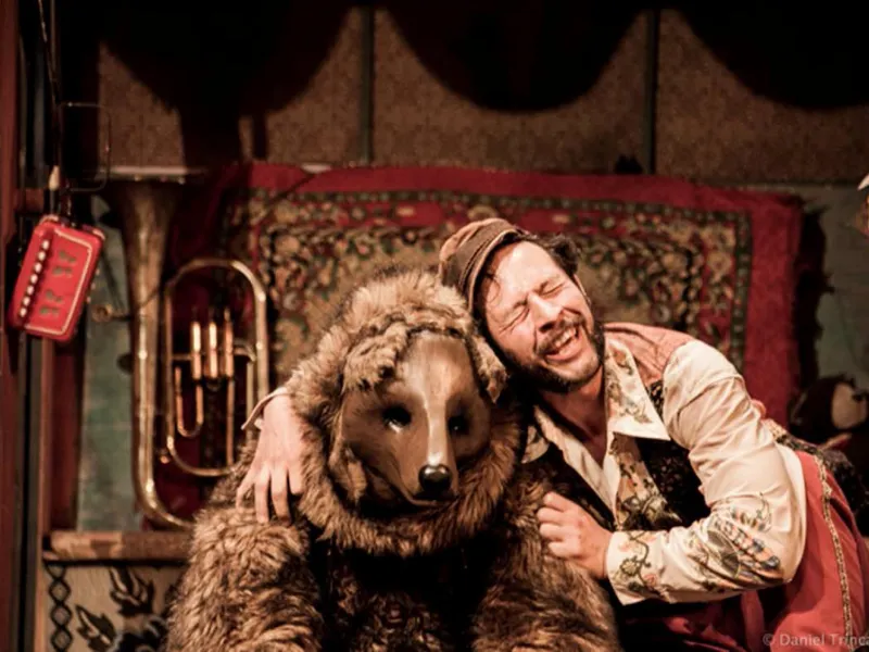 "Ursaris, el último encantador de osos": la exitosa obra familiar de circo-teatro vuelve al Centro de Arte Molino Machmar