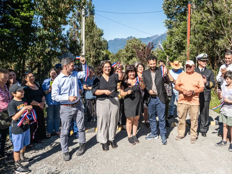 Vecinos celebran obras de mejoramiento del camino ribereño de Lago Chapo
