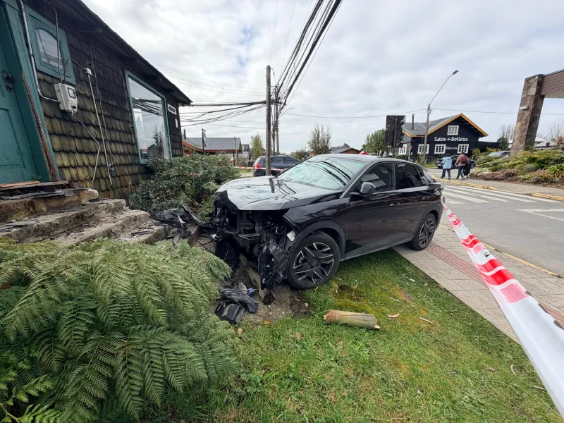 Vehículo accidentado permanece hace más de tres días en calle Imperial: Carabineros aclara por qué no ha sido retirado