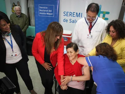 Adultos Mayores se vacunaron contra la influenza