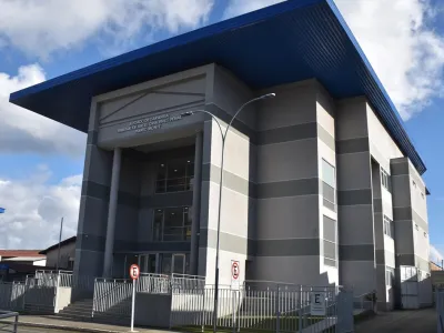 Alumno baleado en establecimiento educacional: Juzgado de Garantía de Puerto Montt decreta el arresto domiciliario total de menor imputado por homicidio tentado de compañero de curso