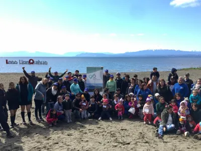 Alumnos de Puerto Varas y Llanquihue se unen en limpieza de playa Los Cisnes