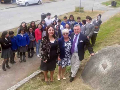 Alumnos del Liceo PAC habilitan plaza para conmemorar 60 años del establecimiento de educación