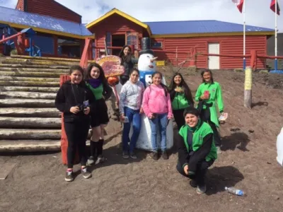 Alumnos del Taller de Turismo del Grupo Escolar culminan su actividad en el Volcán Osorno