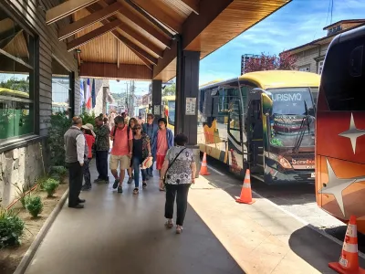 Aún no se coordinan estacionamientos de buses con turistas de cruceros en el centro de Puerto Varas