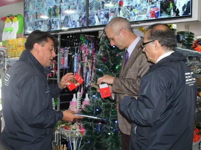Autoridades fiscalizan luces navideñas y llaman a comprar productos certificados con sello SEC