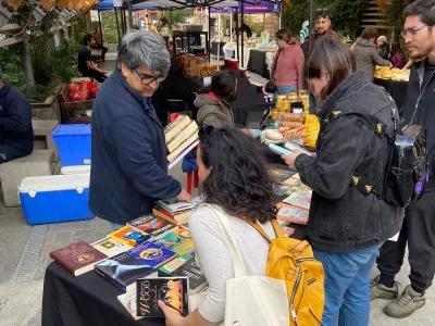 Biblioteca Municipal Paul Harris conmemora el Día del Libro con Caja Viajera, Delivery de Libros e inauguración de punto lector en el sector del Lago de Todos los Santos