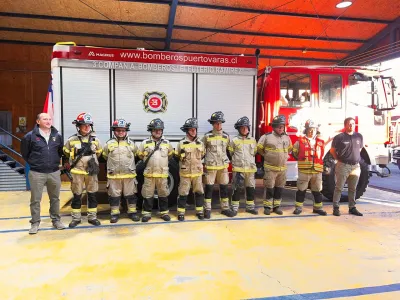 Voluntarios de la Tercera Compañía de Bomberos de Puerto Varas se movilizaron para apoyar en incendios forestales en La Araucanía