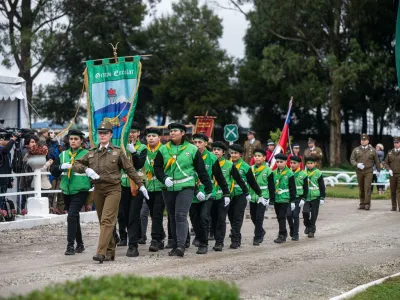 Brigada Escolar del Colegio Grupo Escolar se lució en desfile de conmemoración aniversario de Carabineros