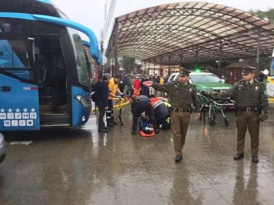 Bus atropelló a joven en paso de cebra de calle Del Salvador con Santa Rosa
