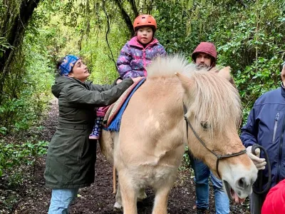 Caballos como Alternativa para Necesidades Educativas Especiales: Alumnos de la Escuela Especial Aspadep de Puerto Varas asisten semanalmente a sesiones de Equinoterapia