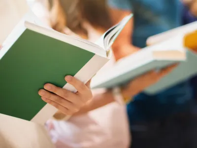¿Chile dejó de entender lo que lee? Académicos alertan sobre un déficit que afecta a más de la mitad de los adultos