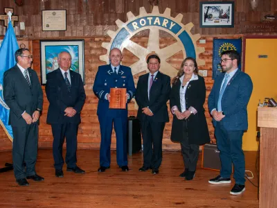 Clubes Rotarios de Puerto Varas y Puerto Montt rinden homenaje a la Fuerza Aérea de Chile en su 96° aniversario