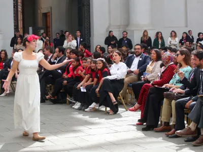 Con acto en La Moneda, intervenciones urbanas y actividades en regiones, Chile inició conmemoración de los 80 años del Nobel a Gabriela Mistral