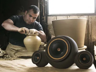 Con greda y madera nativa construyen parlantes de alta fidelidad