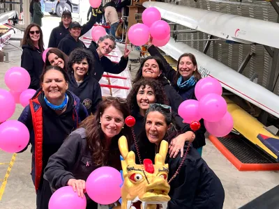 Con mucha alegría y emoción las Remadoras “Rosas de los Vientos” recibieron su Bote Dragón