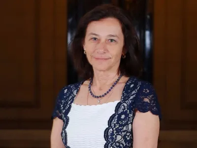 Consejera del Banco Central de Chile expone sobre la economía chilena en la UACH
