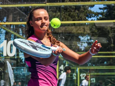 De Puerto Varas al mundo: la historia de Aurora Candia, la joven promesa del pádel chileno