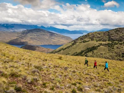 Desempleo golpea fuerte al turismo: cifras del INE revelan caída de -20% en el trimestre móvil febrero-abril